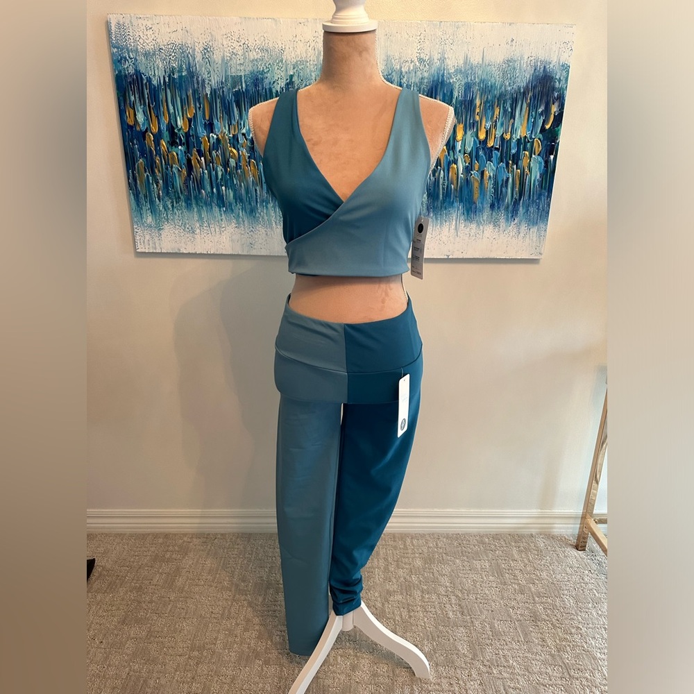 NWT - Athletic set Two-toned bra and leggings set